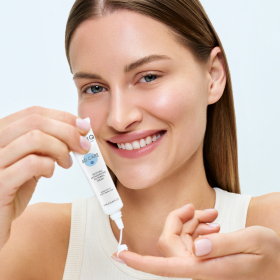 Kuru, &Ccedil;ok Kuru ve Atopiye Eğilimli  Ciltler i&ccedil;in Nemlendirici ve Besleyici G&ouml;z Kapağı Bakım Kremi