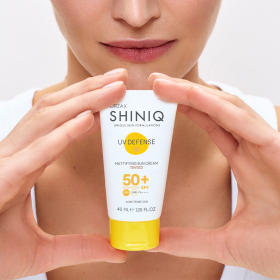 Akne Karşıtı Renkli G&uuml;neş Koruyucu SPF50 +